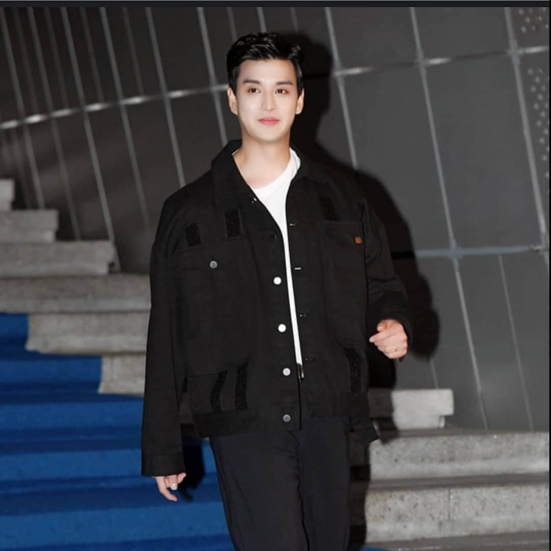 イライのインスタグラム：「2020 SS Seoul Fashion Week DOZOH Collection . 초대해주셔서 감사합이다!^^ ❤ . #Eli #Kim #fashionweek #패션위크 #2020ss서울패션위크 #fashion #show #allbymyself #nervous #도조#DOZOH #웰스엔터테인먼트 @wells_entertainment . 2019.10.17」