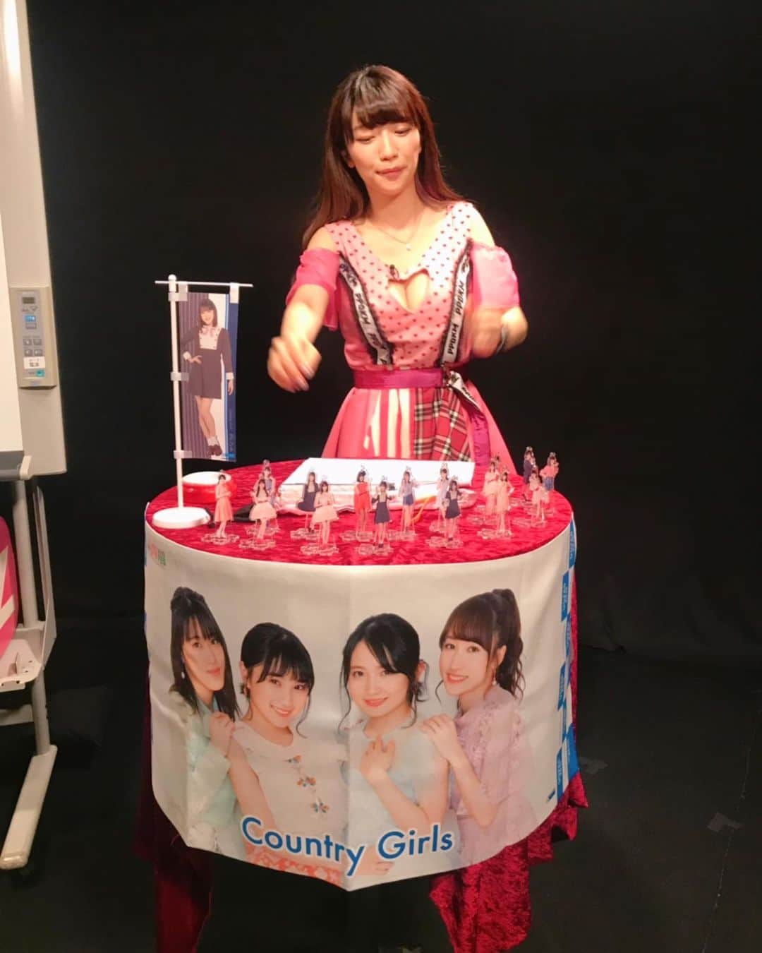 ぱいぱいでか美のインスタグラム：「自分がやってるコーナー(番組内番組)で カントリー・ガールズさん @countrygirls_official を紹介させて頂いた時の私物配置調整に余念ない私 💚🧡💙💛 大好きです。」