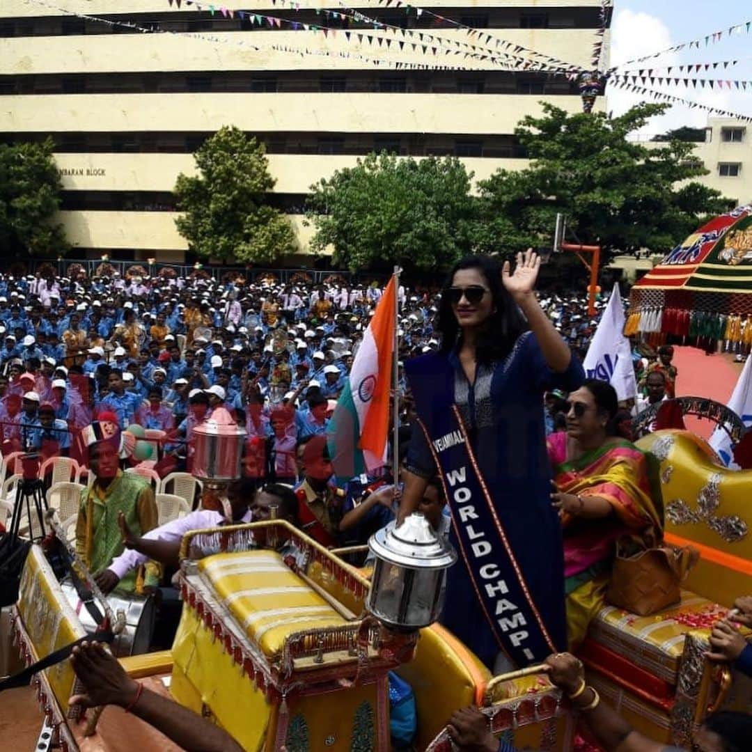 シンドゥ・プサルラさんのインスタグラム写真 - (シンドゥ・プサルラInstagram)「It was pleasure meeting all the students at velamaal school in Chennai and also felicitating  the sports achiever’s . Have seen a lot of talent in them and I wish them all the best for the future . I would like to thank them for inviting me . Thank you Chennaiiii😍 👗👠:@ampmfashions @aprajitatoorofficial  Jewellery: @hyperbole_accessories  Styled by : @bornaliicaldeira  #latepost#chennai#💙」10月19日 1時09分 - pvsindhu1