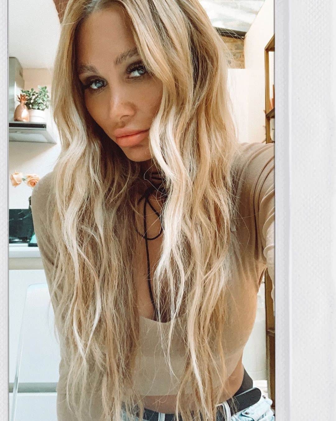 ルー・ティーズデールのインスタグラム：「Hair creds ➖ - colour @taylor_taylor_london @jayjaygrayesq - bonds @easilockshair @westfieldeasilocks @zoebannister」