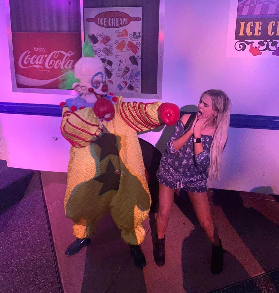 Mia Diazのインスタグラム：「@horrornightsorl was a blast ! So much fun racing to see all the haunted houses and surviving the scare zones . 🎃 👻 Hope you enjoy the pics which only captures a glimpse of the fun. Mini video coming up. #halloween #halloweenhorrornightsorlando #hhn29 #hhnorlando #hhn2019 #voodoodonuts #universalorlando.」