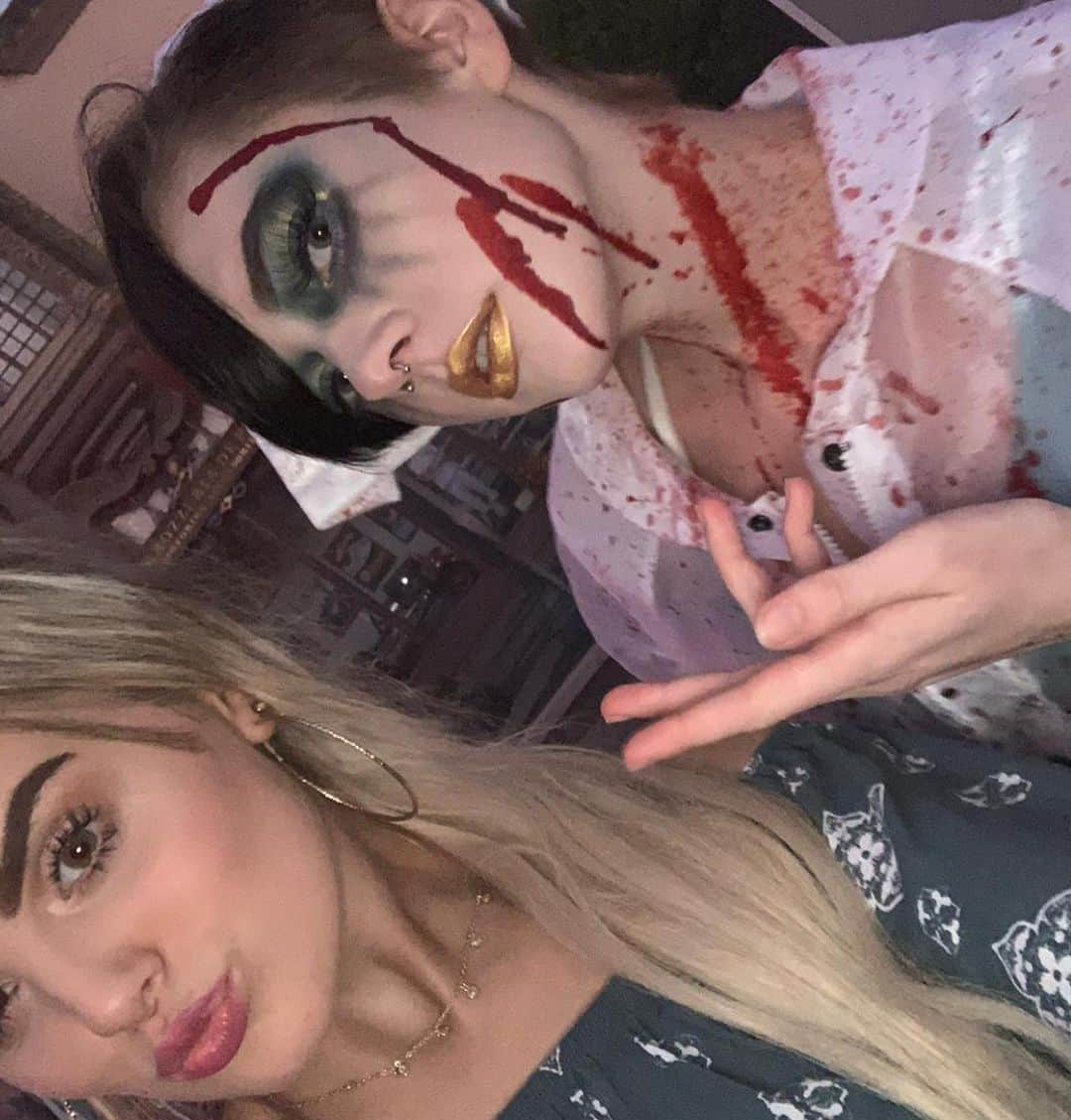 Mia Diazさんのインスタグラム写真 - (Mia DiazInstagram)「@horrornightsorl was a blast ! So much fun racing to see all the haunted houses and surviving the scare zones . 🎃 👻 Hope you enjoy the pics which only captures a glimpse of the fun. Mini video coming up. #halloween #halloweenhorrornightsorlando #hhn29 #hhnorlando #hhn2019 #voodoodonuts #universalorlando.」10月19日 1時19分 - miadiaz