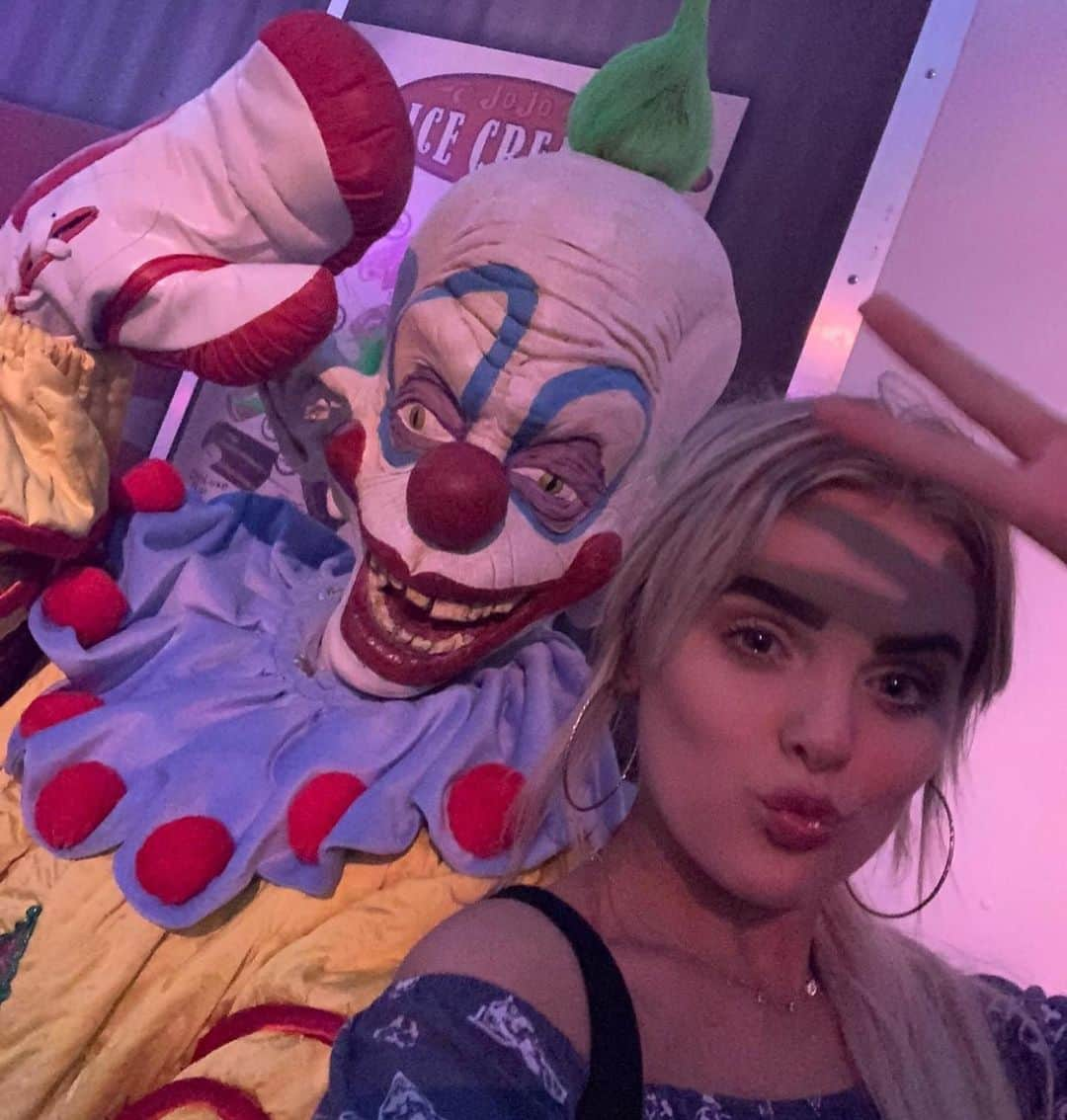 Mia Diazさんのインスタグラム写真 - (Mia DiazInstagram)「@horrornightsorl was a blast ! So much fun racing to see all the haunted houses and surviving the scare zones . 🎃 👻 Hope you enjoy the pics which only captures a glimpse of the fun. Mini video coming up. #halloween #halloweenhorrornightsorlando #hhn29 #hhnorlando #hhn2019 #voodoodonuts #universalorlando.」10月19日 1時19分 - miadiaz