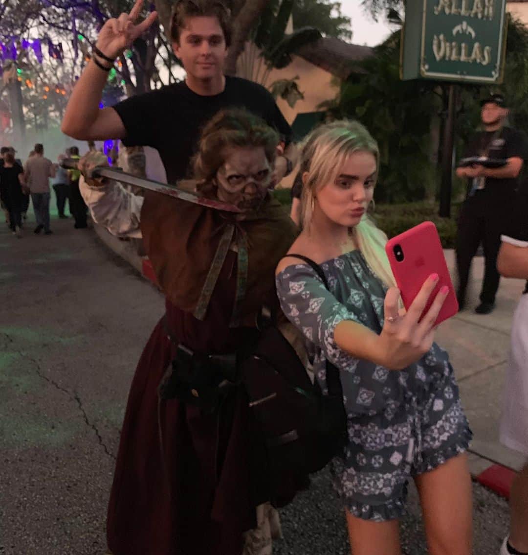 Mia Diazさんのインスタグラム写真 - (Mia DiazInstagram)「@horrornightsorl was a blast ! So much fun racing to see all the haunted houses and surviving the scare zones . 🎃 👻 Hope you enjoy the pics which only captures a glimpse of the fun. Mini video coming up. #halloween #halloweenhorrornightsorlando #hhn29 #hhnorlando #hhn2019 #voodoodonuts #universalorlando.」10月19日 1時19分 - miadiaz