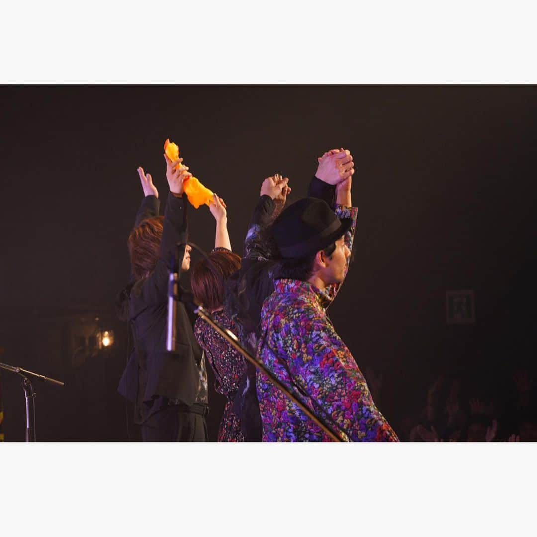 yuiさんのインスタグラム写真 - (yuiInstagram)「インコのhave a nice dayツアー2019 zepp nagoya！！最高な時間をありがとう。雨の中来てくれてありがとう。風邪ひかないといいな。また12月に名古屋に行きます！ ． ． #マネージャー福ちゃんがいい写真を撮りすぎて #カメラマンになってしまいそうな勢い #新しいキャラクターも登場してカオス感ありましたが(私がしたけど) #それ含めてすごく楽しかった♪ #また会いましょう ． ．  Parakeet have a nice day tour 2019 zepp nagoya! ! Thank you for the best time. Thank you for coming in the rain. I hope I don't catch a cold. I will go to Nagoya again in December! . . #Manager Fuku-chan took too many good photos # Momentum to become a photographer #New characters also appeared and there was a sense of chaos (I did it) #It was so much fun including it ♪ #See you again」10月19日 1時32分 - yui_flower_flower