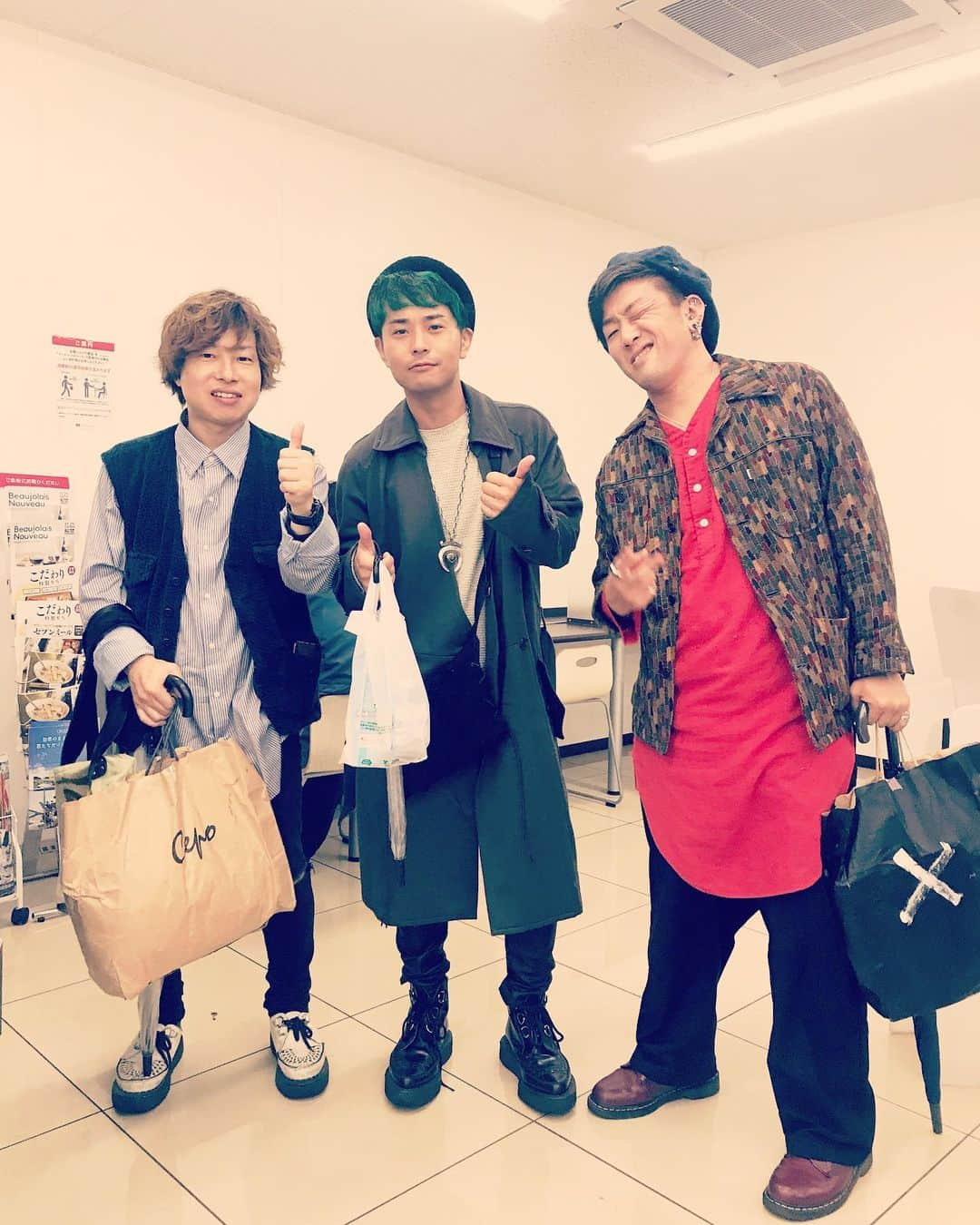 上杉研太さんのインスタグラム写真 - (上杉研太Instagram)「恒例のコンビニショット。  良い服ができそうです。  人間味の溢れた。  セブンイレブンの店員さんありがとう笑」10月19日 1時48分 - kentauesugi