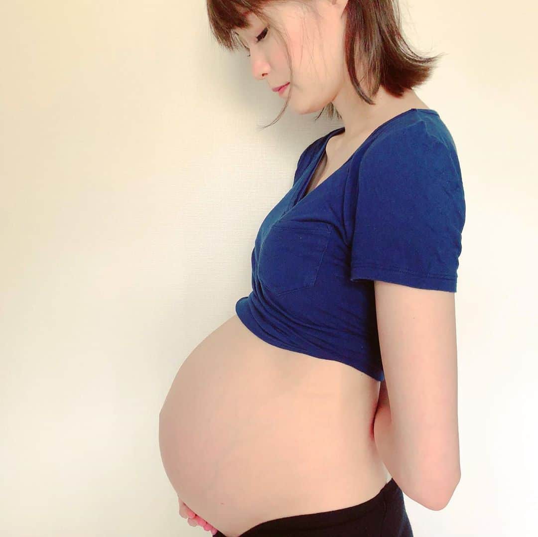 しほの涼のインスタグラム：「最早懐かしい😂 産まれる4日前のお腹🤰 この日、おしるしがあってそろそろかなぁってソワソワしてたの思い出した😚 産まれた時はふんわり軽くて、ふにゃふにゃだったのに今はケラケラ笑ってる。 成長してるのは嬉しいけど、いつまでも小さな赤ちゃんのままで愛でてたい気持ちもあって、お母さんって複雑😅 今しかないこの時をしっかり目に焼き付けて楽しみたいなぁ😌😌 #母になる#お母さんになって100日 #娘が可愛い#子育てグラム#マタニティフォト#臨月#生産期突入」