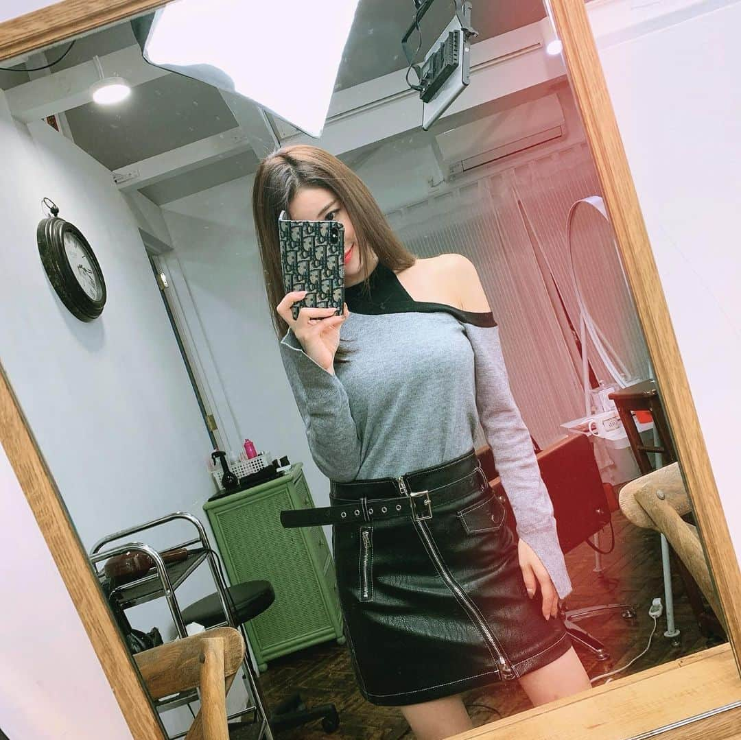 亜里沙さんのインスタグラム写真 - (亜里沙Instagram)「💇🏻‍♀️💇🏻‍♀️💇🏻‍♀️ 近頃もう寒いですね〜。季節の移り変わりはいつも突然🙌🏻 私の服もやっと秋になった（遅 髪ボワボワ人間に嫌気が差して、#LOG でストパーをかけてもらいました🥺 髪がなるべく痛まないようにやって頂いて感謝。 サラサラになったよ〜 いつも優しくて温かいスタッフさん💕ありがとうございました。 @log_kenjikarasawa @log_ryotakahashi @log_little_boy  もっとちゃんとホームケアもして髪を労ろうと思います。 みなさんお部屋は乾燥しないようにして、風邪引かないでネ☺️ Tops. Skirt @beep_ss ・ #hairtreatment #hairsalon」10月19日 1時44分 - alisa_0302