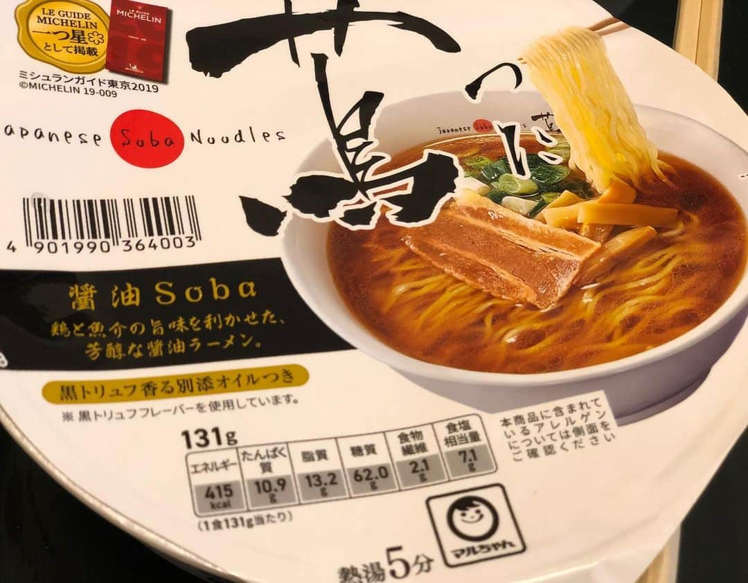 ラーメンみしゅくのインスタグラム：「JAPAN SOBA Noodles 蔦 ミシュランガイドに掲載されています！ 黒トリュフ香るオイル付き と書いてあったのでワクワクしながら待って、いざ完成後。 「え？！なにこのにおい！臭！！！」って衝撃 でも食べてみたらめっちゃ美味しいーっ🤣🤣 トリュフの香りが広がる🥺 このなんとも言えないギャップは実際に感じてみてほしい！笑 私の言いたいことが伝わるはず #カップラーメン#ラーメン #蔦 #達筆すぎて #つに #って読んだ #醤油ラーメン」