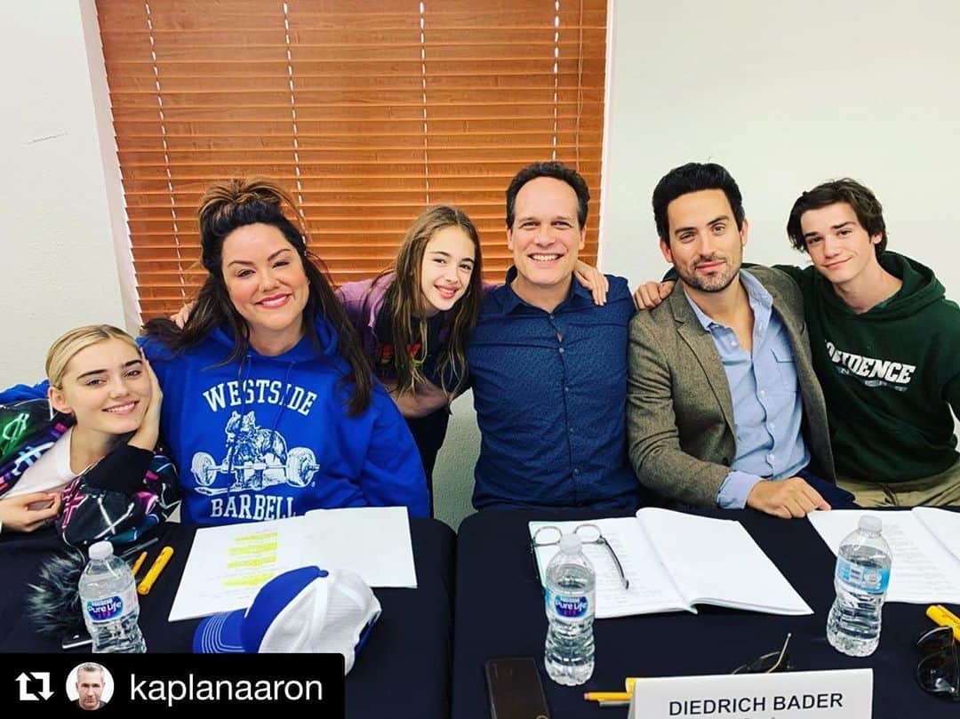 エド・ウィークスのインスタグラム：「American Houseweeks! Excited to play with these lovely people next week. In the meantime, watch the wonderful @americanhousewifeabc tonight, 8/7c」