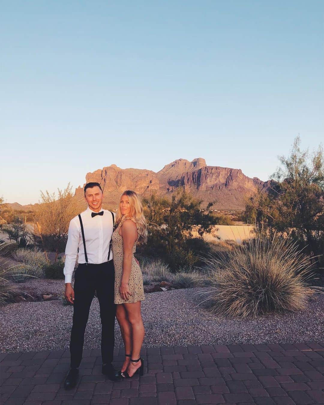 ブリタニー・ロジャースのインスタグラム：「cheers to the coolest couple in the hottest desert 🥂#funinthesunwithnikkiandmike」