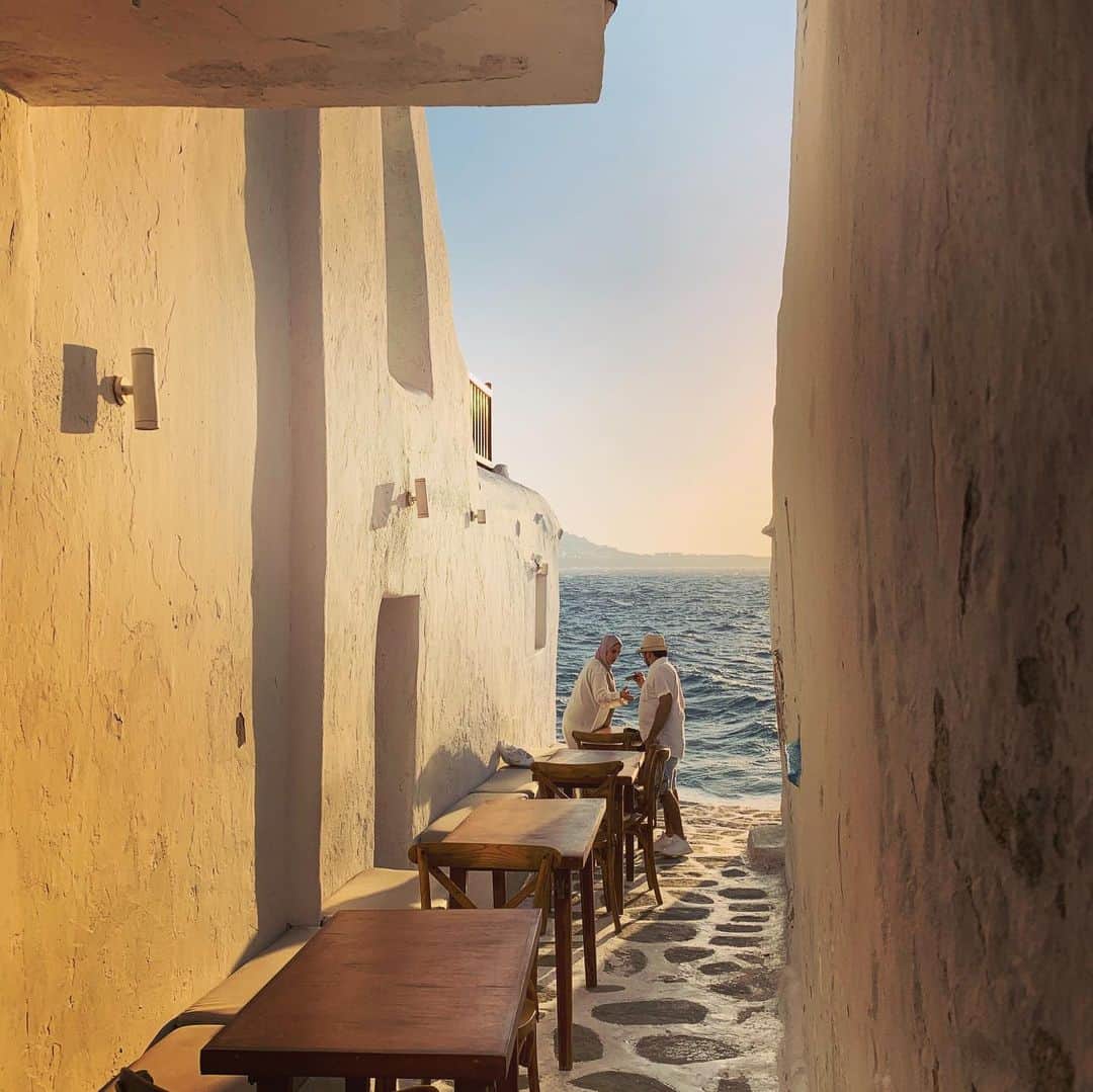 のインスタグラム：「#mykonos #mykonosgreece #mykonostown  私が居ない方が映える気がしてしまう。 アジア人が風景を撮りたがる理由、、🧐」