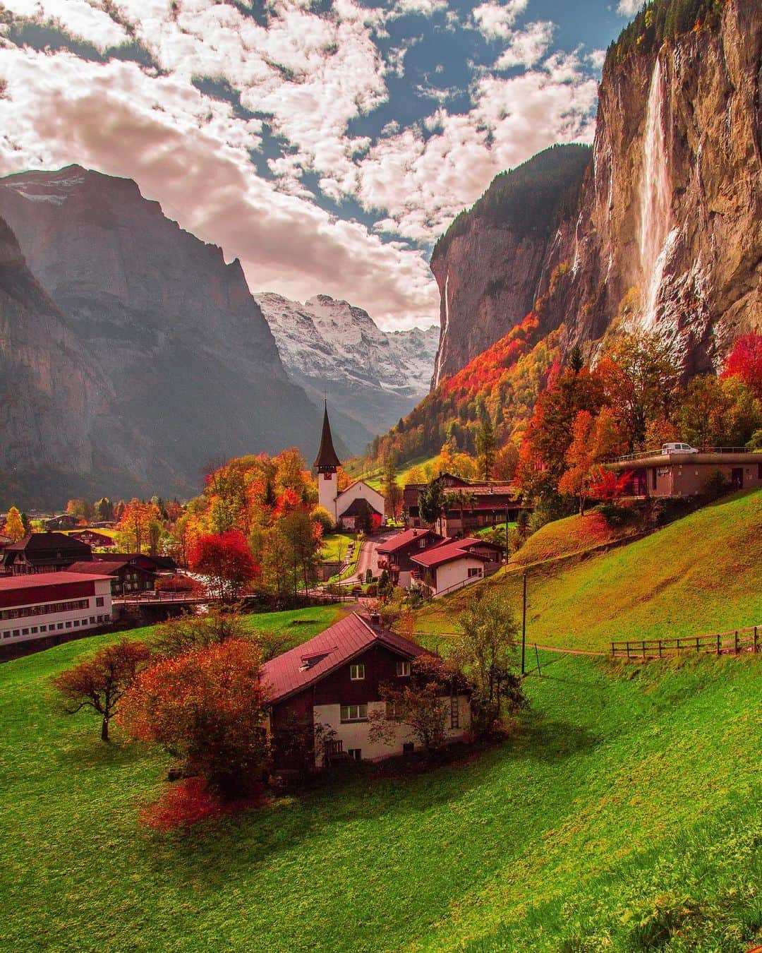 Hatice Korkmaz The Color Queenさんのインスタグラム写真 - (Hatice Korkmaz The Color QueenInstagram)「Hi from autumn wonderland @lauterbrunnen 💚❤️💛🧡 #lauterbrunnen #switzerland #nature #autumn #love #colors」10月19日 2時21分 - kardinalmelon