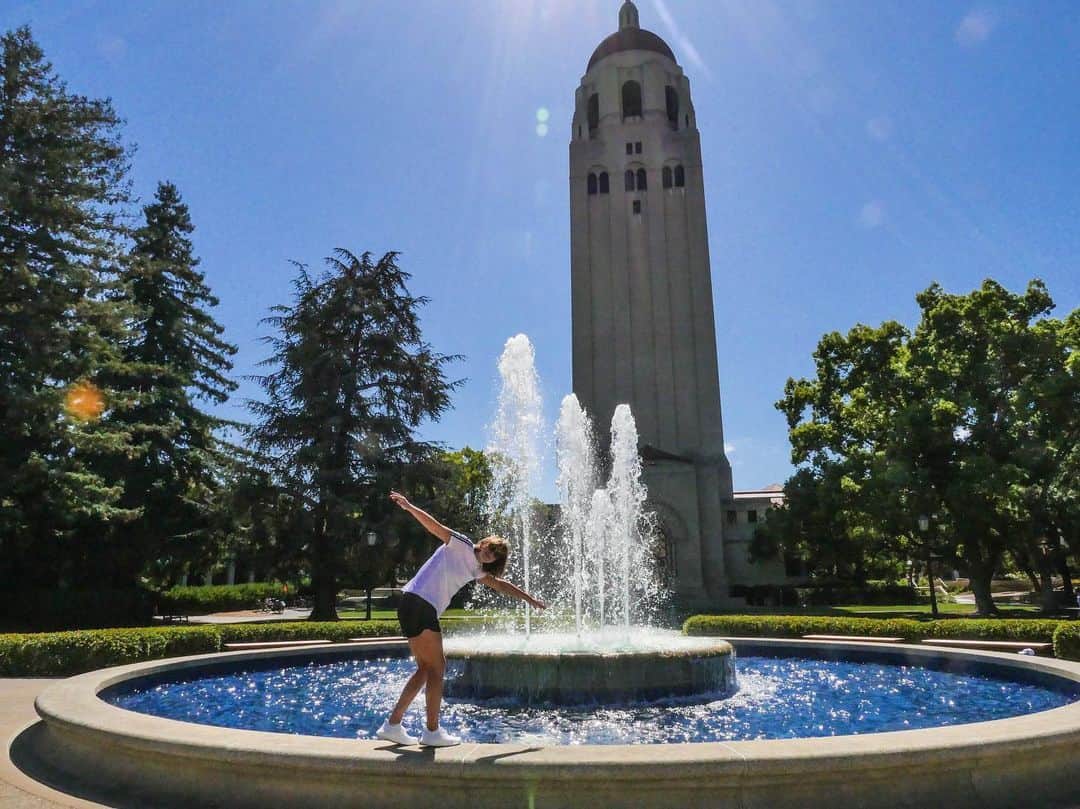 ケイティ・レデッキーさんのインスタグラム写真 - (ケイティ・レデッキーInstagram)「Introducing a new series entitled #FountainHopFridays in appreciation of the beauty of Stanford (and its non-swimming pool water) 😍」10月19日 2時43分 - katieledecky