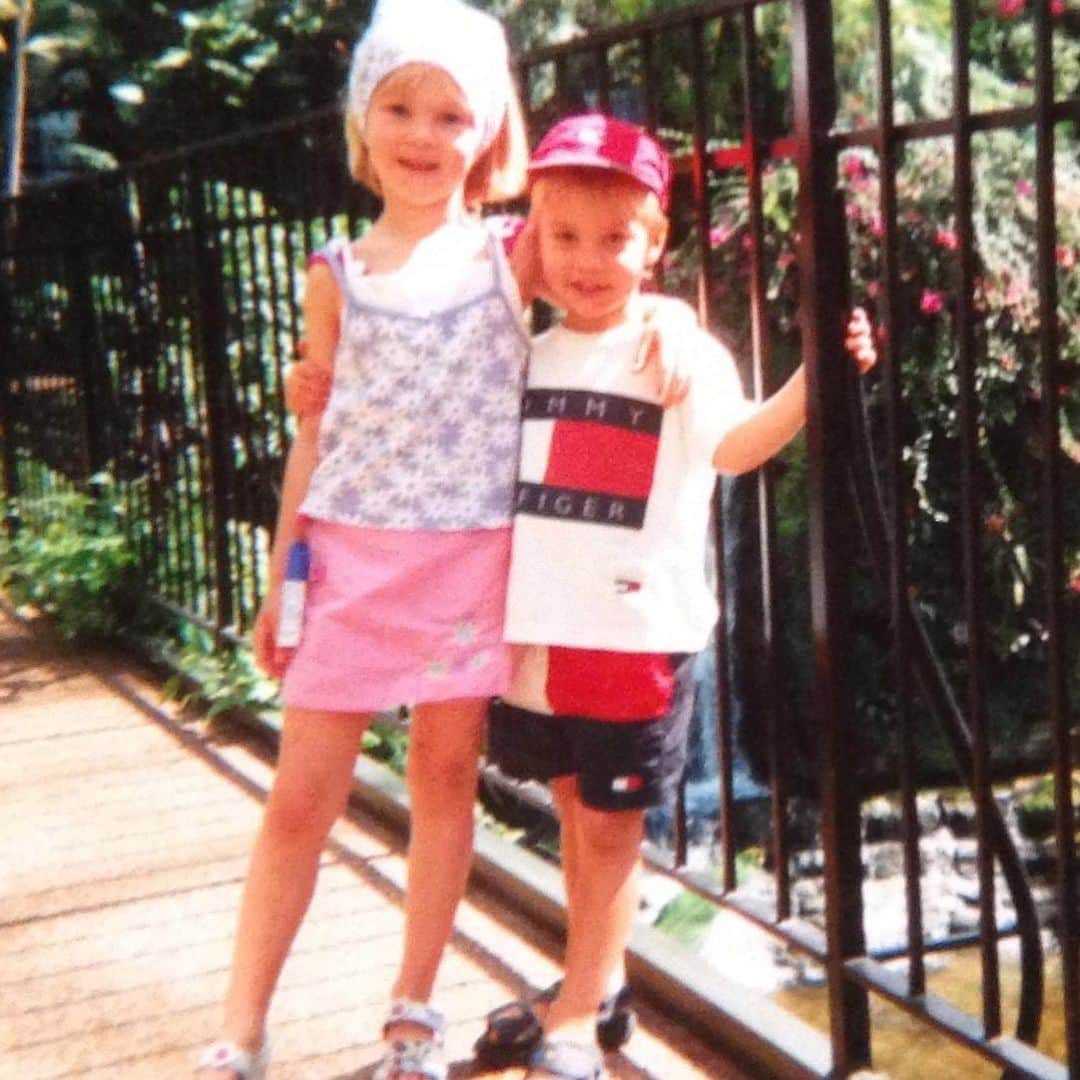 オースティン・ノースのインスタグラム：「Happy birthday big sis 🎉❤️love u. -Also is young Austin not wearing the cleanest outfit you’ve ever seen???」