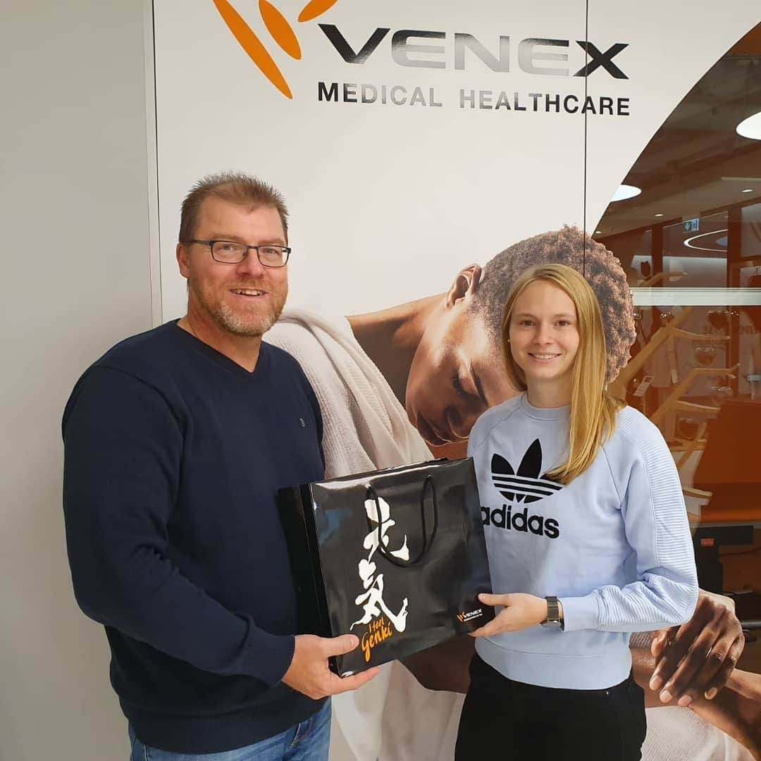 Jessica-Bianca WESSOLLYのインスタグラム：「Ich bin glücklich von nun an Teil des @team_tokio_mrn zu sein und die vielen Vorteile  nutzen zu können. 🤗 Heute war ich bei einem Partner @venex_regeneration zu einer Vorstellung der Produkte. Venex stellt Textilien her, die die Regeneration verbessern sollen. Ich freue mich die Produkte testen zu dürfen und bin auf die Wirkung gespannt! Danke 👍 #teamtokiomrn #rheinneckar #mannheim #monnem #venexfamily #regeneration #lifeworkregeneration #adidas」