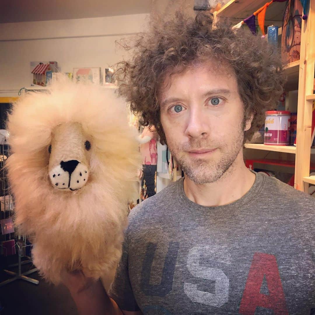 T・J・サインのインスタグラム：「In the Jungle, the quiet Jungle the... Hush my darlin, don’t fear my darlin the... 🦁. Happy weekend 😀」