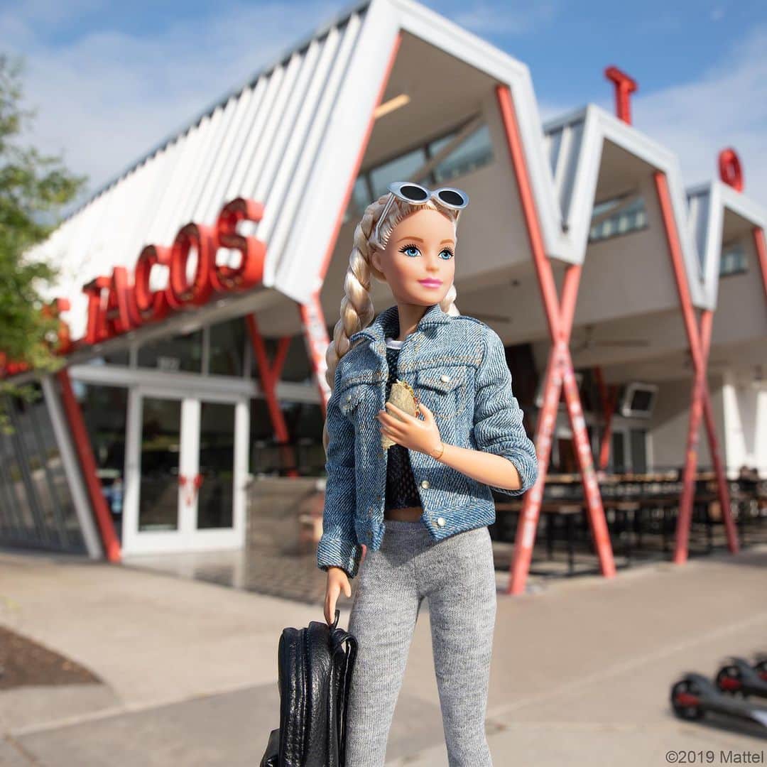 バービーさんのインスタグラム写真 - (バービーInstagram)「Straight from the airport to @TorchysTacos, an Austin institution! 🌮 #barbie #barbiestyle⁠」10月19日 3時28分 - barbiestyle
