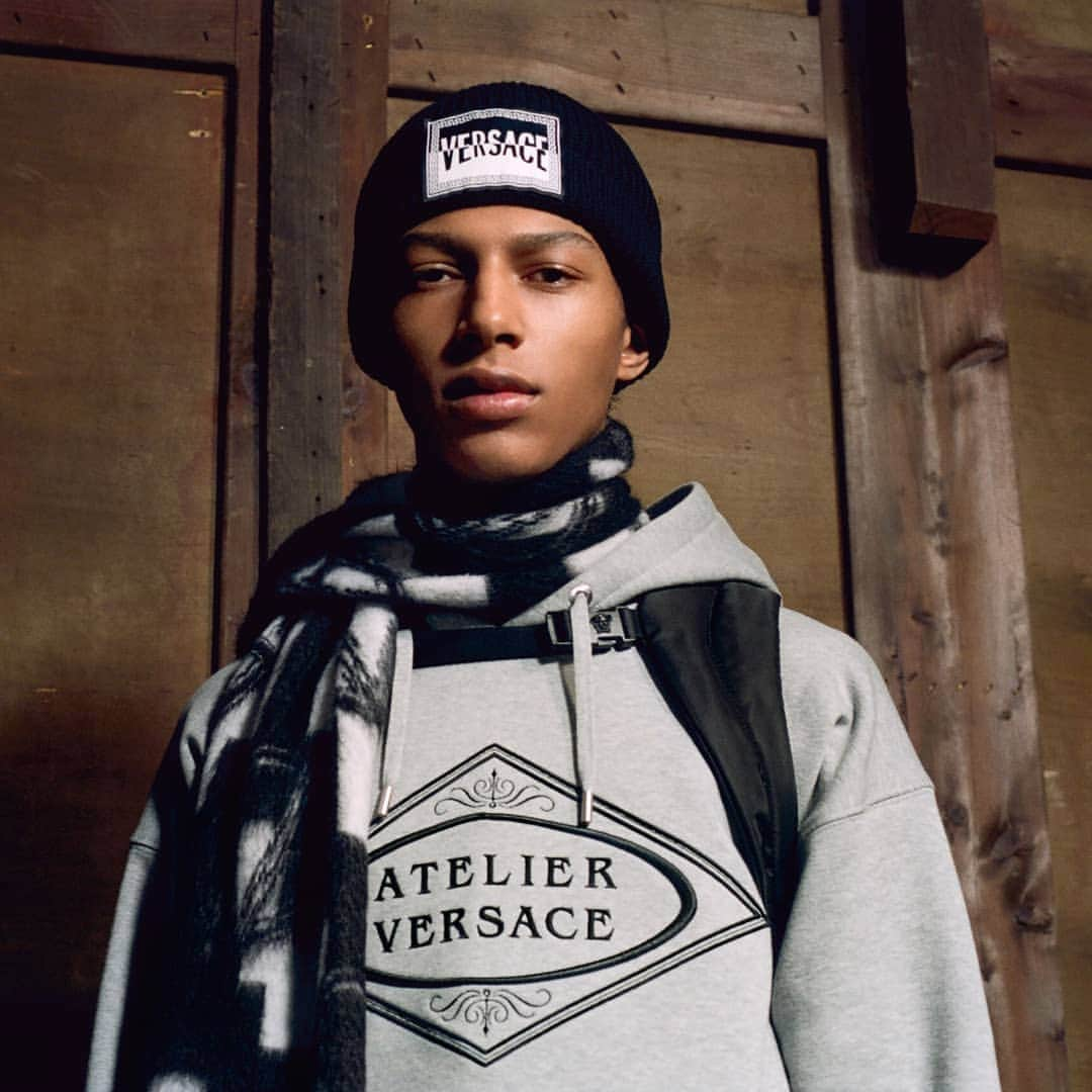 ジャンニヴェルサーチさんのインスタグラム写真 - (ジャンニヴェルサーチInstagram)「Casual hoodies are embellished with embroideries depicting the Atelier Versace logo. Browse the #VersaceFW19 collection at the link in bio.」10月19日 4時03分 - versace