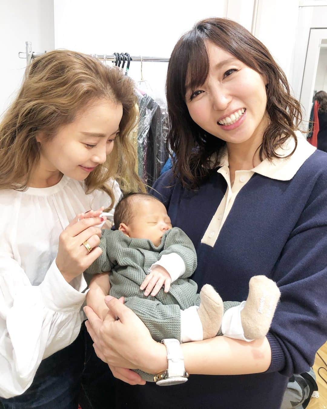 大田明奈さんのインスタグラム写真 大田明奈instagram 赤ちゃんかわい 先日生後1ヶ月半の赤ちゃんがメイク中に現れた 全然知らない人の子供なのに何故か涙がとまらなかった 赤ちゃんって凄い 収録前になんだかスッキリした 笑 号泣しちゃってメイクさん
