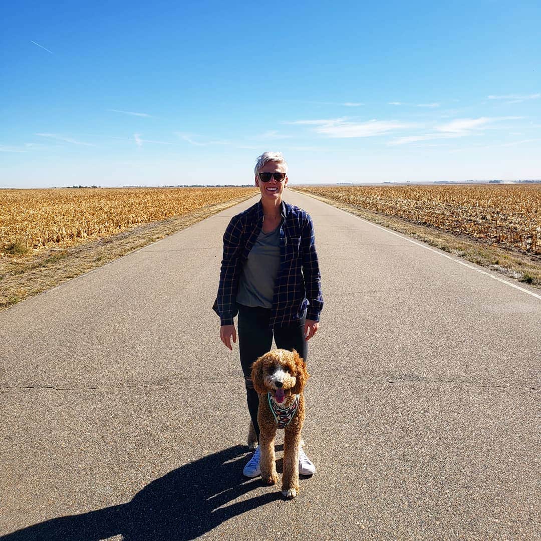 ソフィー・シュミットのインスタグラム：「🌾 for days! #Roadtrip 6 days. 9 States. 2 Countries. 1 Dog. @leiagoldendoodle . #goldendoodle #DogsofInstagram #RoadTrip #adventuretime #Smile #Love #Fall」