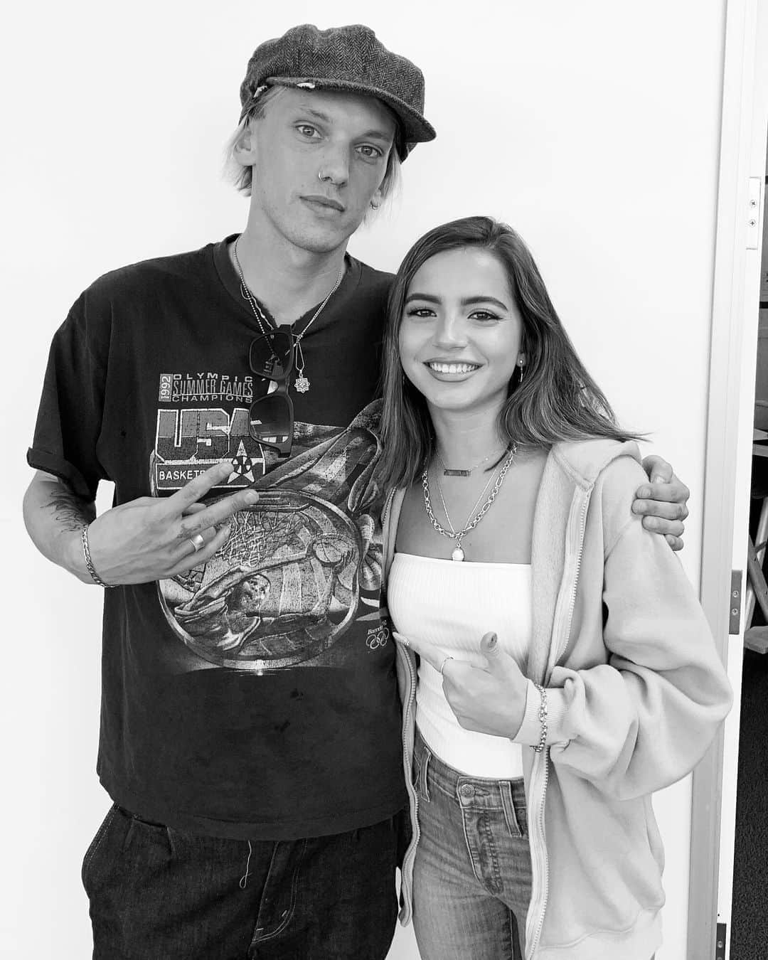 ジェイミー・キャンベル・バウアーのインスタグラム：「Bumped into this talented human at @iheartradio today in LA. Lovely to meet you and good luck with the track 🙏」