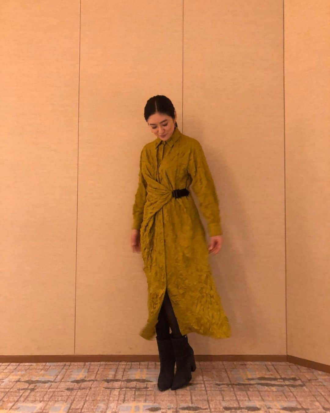 秋本祐希さんのインスタグラム写真 - (秋本祐希Instagram)「昨夜のdress 絶妙なマスタードイエローのシャツワンピース TAE ASHIDA @tae_ashida_official  photo by. @mio.matsui  #taeashida #fashion #dress #シャツワンピース」10月19日 10時16分 - ayuuki0908