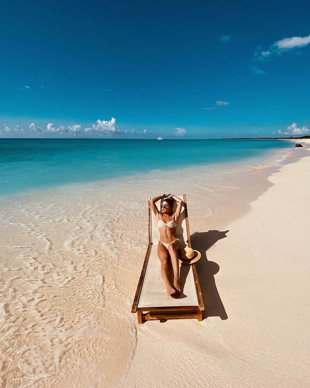 Camila Coelhoさんのインスタグラム写真 - (Camila CoelhoInstagram)「Taking in that vitamin S E A 🌊 #TurksandCaicos #Beach #vacation ————- Areia, sol e mar 🌊 (já está claro que vai ser difícil ir embora daqui né?)」10月19日 5時06分 - camilacoelho