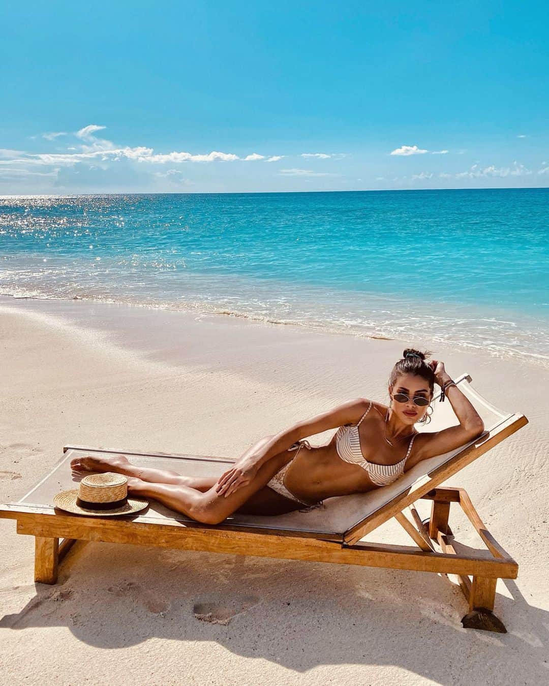 Camila Coelhoさんのインスタグラム写真 - (Camila CoelhoInstagram)「Taking in that vitamin S E A 🌊 #TurksandCaicos #Beach #vacation ————- Areia, sol e mar 🌊 (já está claro que vai ser difícil ir embora daqui né?)」10月19日 5時06分 - camilacoelho