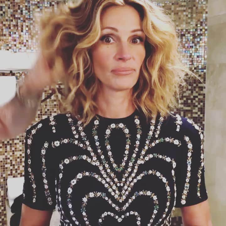 ジュリア・ロバーツのインスタグラム：「Faux Boom Friday. 💇🏼💖💁🏼‍♀️」