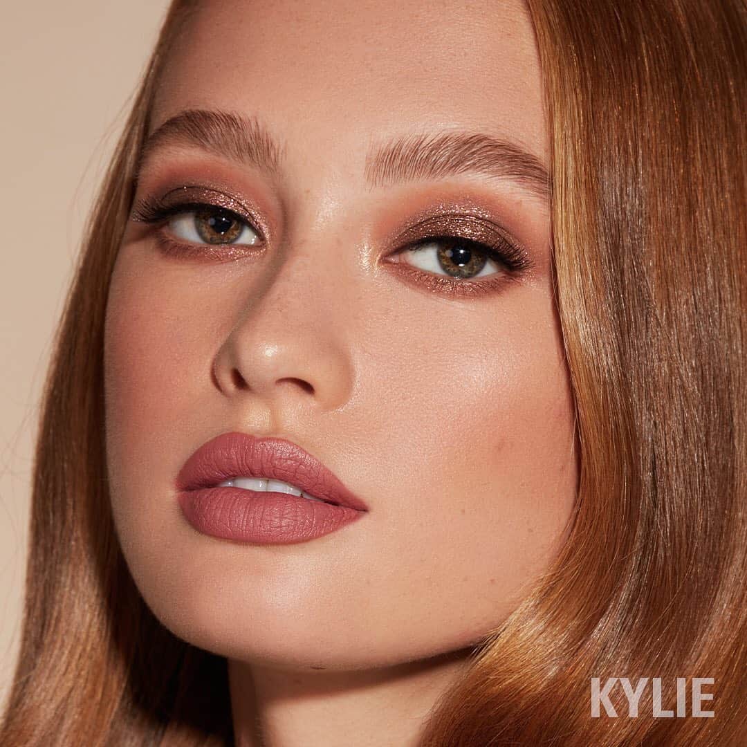 Kylie Cosmeticsさんのインスタグラム写真 - (Kylie CosmeticsInstagram)「BROWN SUGAR shimmer eye glaze 💗 you’ll love this metallic chocolate brown with pink and gold shimmer ✨ shop now and get a $5 eyeliner with any eye product purchase!! KylieCosmetics.com」10月19日 5時29分 - kyliecosmetics