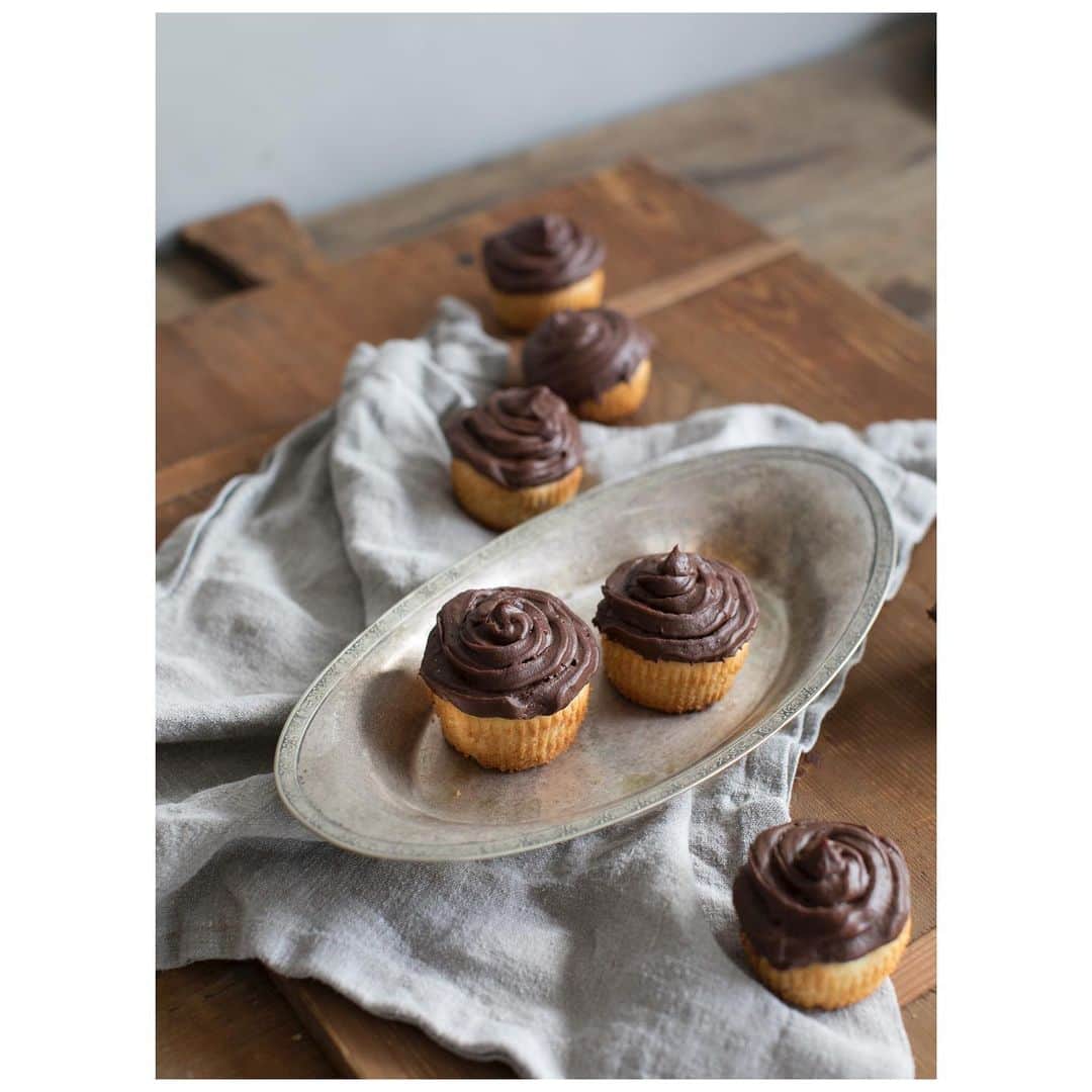 サーシャ・ピーターズのインスタグラム：「I heard it was #nationalchocolatecupcakeday....do my chocolate whiskey frosting cupcakes count? 😋 #Sashaingoodtaste photo: @elizabethmessina」