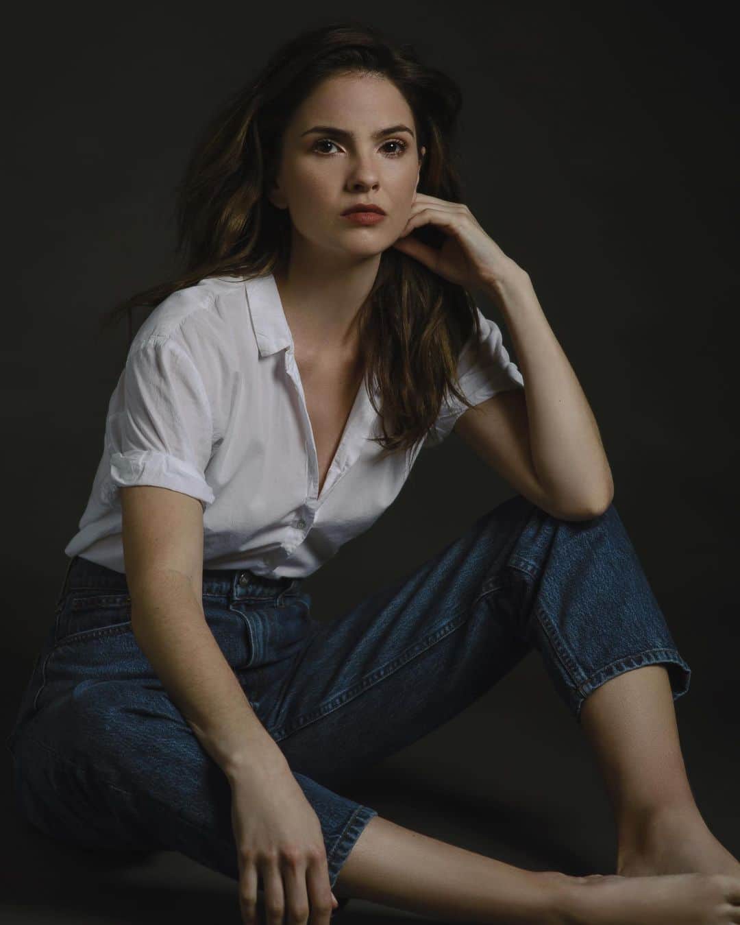 シェリー・ヘニッヒのインスタグラム：「I’d like to take a moment & reflect on who i was before my new shampoo tried to kill me today thank u @tearintaren for recently taking a nice portrait to remember me by tho that was not our intention also i could have posted a side by side of me & @willsmith in Hitch when he has his allergic reaction but i felt my allergic reaction looked more like my #teenwolf character Malia」