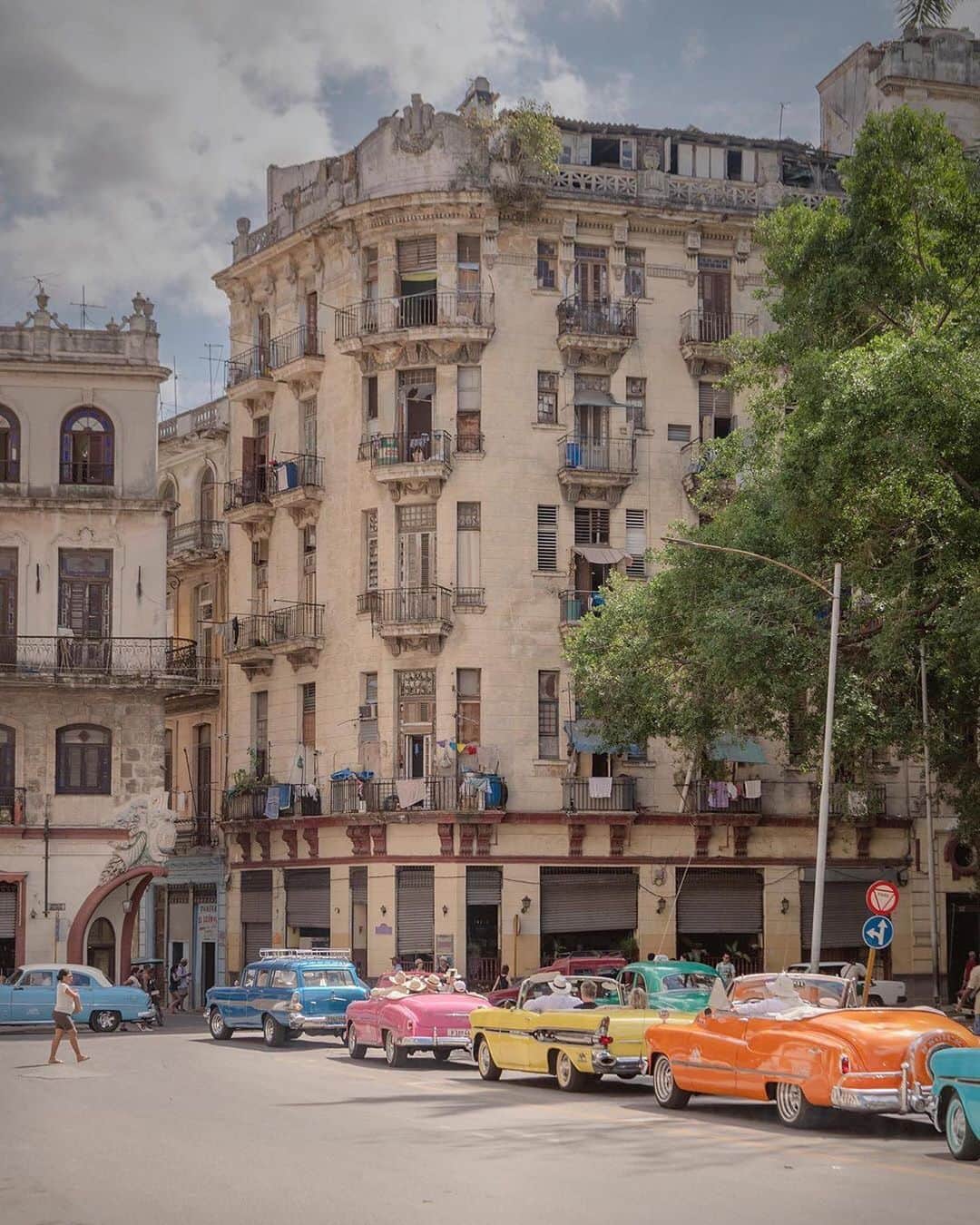 Earth Picsさんのインスタグラム写真 - (Earth PicsInstagram)「Cuba 🇨🇺 taking us back in time to the 50s 🙌🏼🙌🏼🙌🏼 photos by @kyrenian」10月19日 6時09分 - earthpix