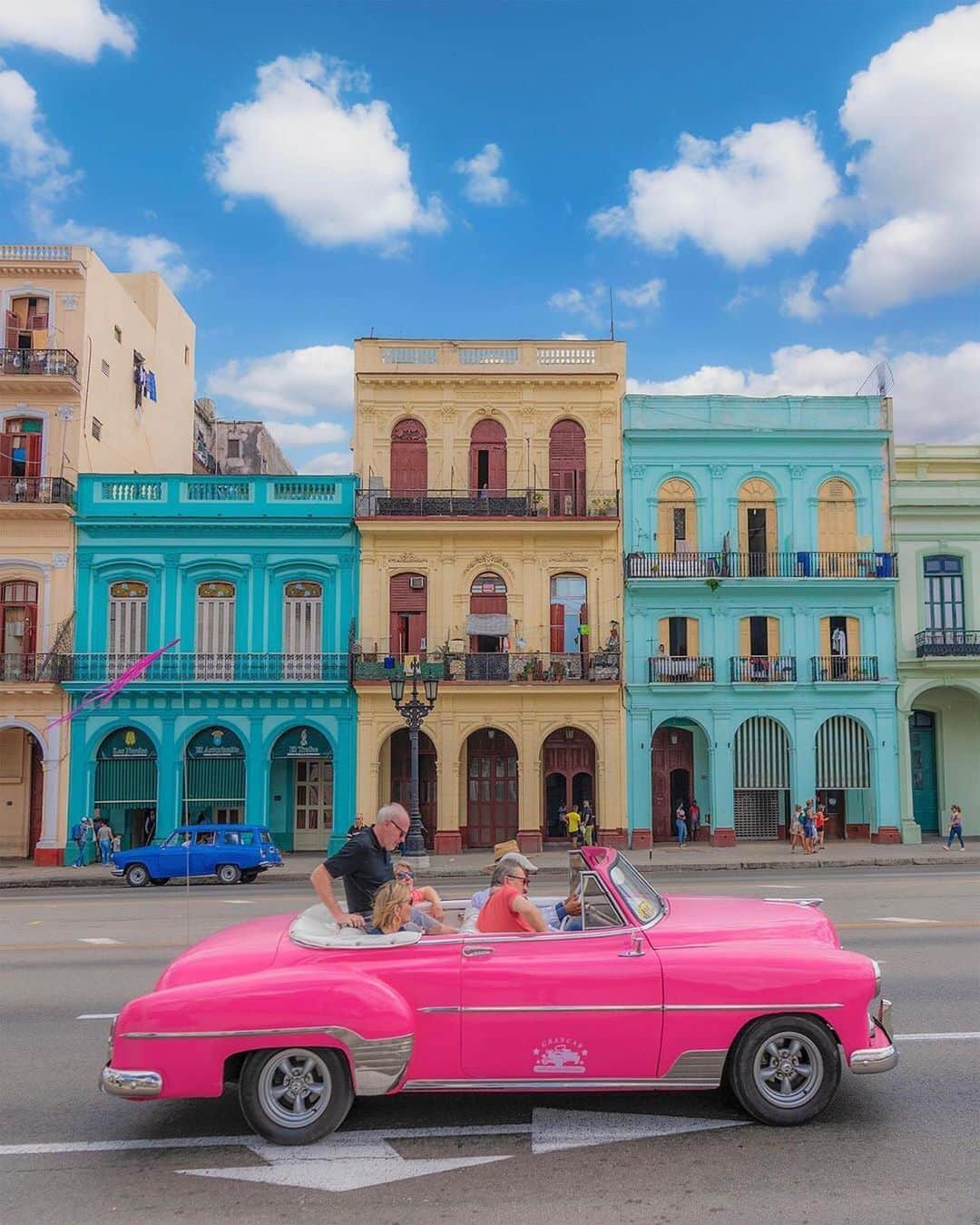 Earth Picsさんのインスタグラム写真 - (Earth PicsInstagram)「Cuba 🇨🇺 taking us back in time to the 50s 🙌🏼🙌🏼🙌🏼 photos by @kyrenian」10月19日 6時09分 - earthpix