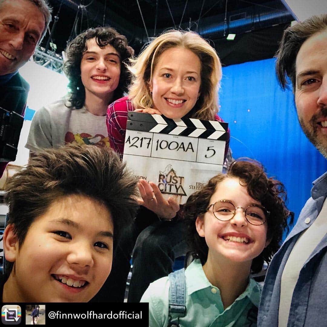 キャリー・クーンのインスタグラム：「That’s a wrap. (Bustin’ with this bunch makes me feel good...miss ‘em.) 👻」