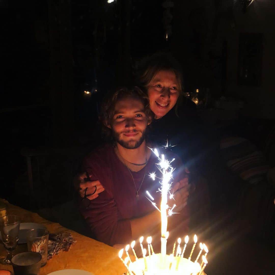 トビー・レグボのインスタグラム：「Thank you for all your lovely birthday messages! Much love to you all from me and my mum ❤️❤️❤️ One more time around the sun. Or is it? #flatearth」