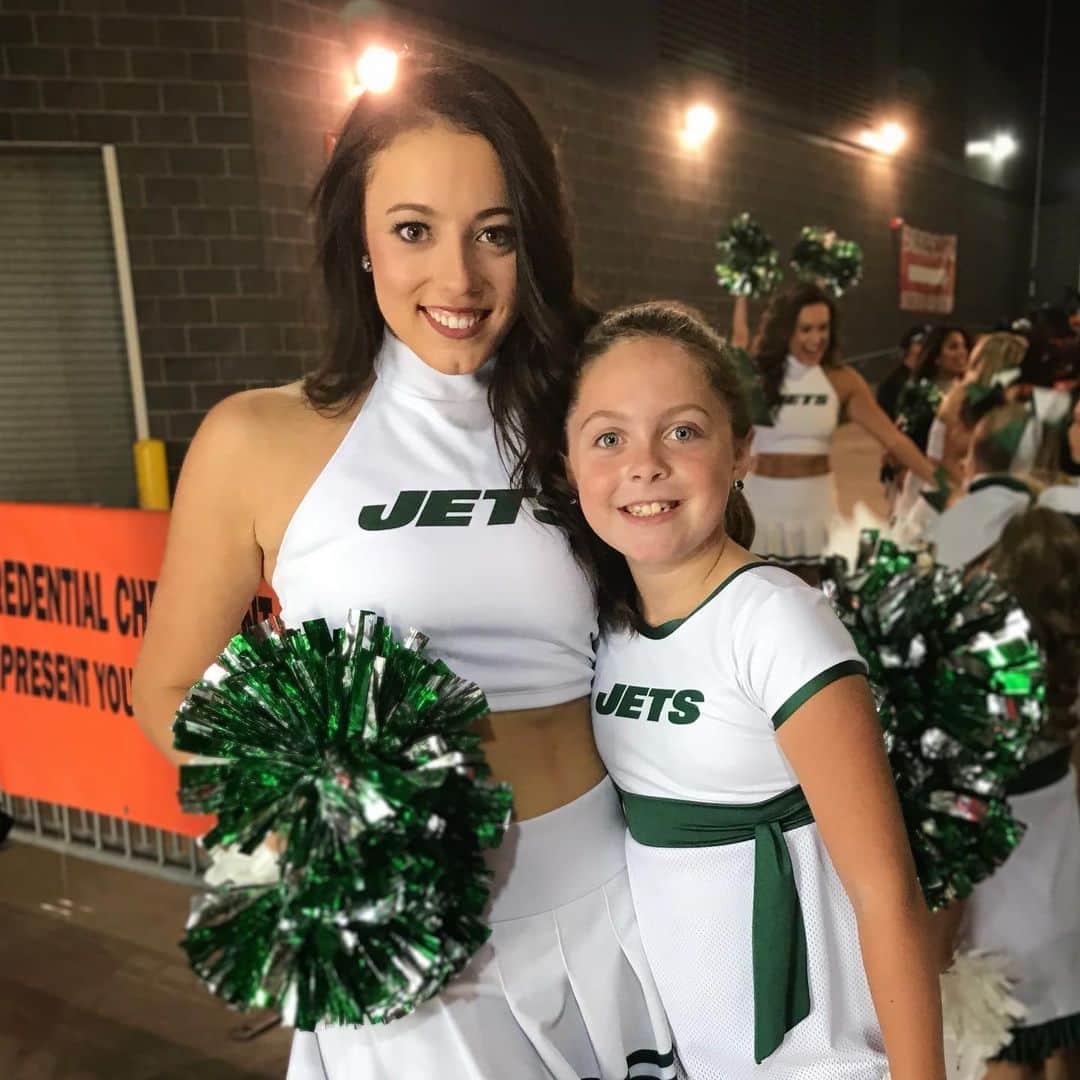のインスタグラム：「Flashback Friday: Flight Crew member Brianna T. ready to perform Juniors Halftime with her cousin! ✨」