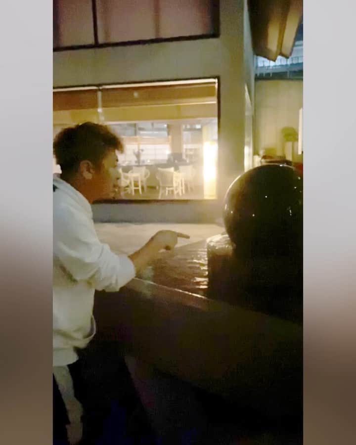 荒木駿平のインスタグラム：「. . . 久しぶりにリフレッシュしてきました♨️ 朝ごはんも美味しかったし何より温泉が気持ちよかった〜❗️ タカシさんとは久々で色んな話もできたしやっぱり頼れる兄貴でした^ ^ 忙しい人だから弾丸旅行だったけど楽しかったです！！！ また連れてってください♡笑 . #温泉 #旅館 #リフレッシュ #オフ #この動画は #ティミーとタカシさんの #玉回し動画 #笑 #この球体 #温泉卵作るのに使うんだって #🥚 . . . . . . . また、なりすましアカウントのお二方(僕のなりすましと、その僕のなりすましの彼女とやらの人 ※僕はTAに彼女も知り合いも居ません。)及び、行き過ぎた誹謗中傷を一方的に送り続けて来る方々に対して、発信者情報開示請求を行い、本人の名前と住所を開示してもらう申し出に踏み切る事にしました。 お騒がせしてご心配をかけた方々、申し訳ありませんでした。激励のメッセージをくれた方々、本当に心強かったです。ありがとうございました！！！ . ↑語弊があったので一部改正しています。 . . 今日から新しいプロジェクトに向けて頑張るーー！！ たーのーしーみーー！🎃」