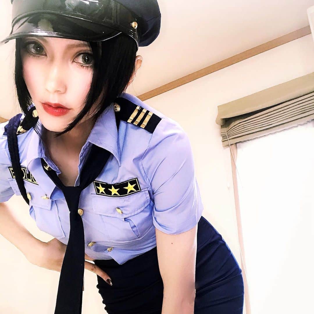鷹村アオイさんのインスタグラム写真 - (鷹村アオイInstagram)「ONPAMALLさん @onpamall のポリス衣装です。 かなり身体にピッタリ！ 小物も細かいですね。後で改造してベヨの衣装チェンジ版にする予定です🤩✨ハロウィンにも是非✨  #BODYLINE #ONPAMALL #ハロウィン #コスプレ」10月19日 7時00分 - aoi_takamura