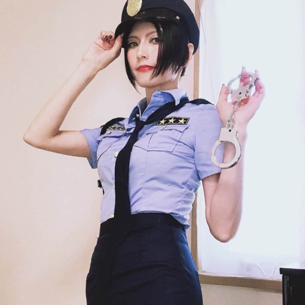 鷹村アオイさんのインスタグラム写真 - (鷹村アオイInstagram)「ONPAMALLさん @onpamall のポリス衣装です。 かなり身体にピッタリ！ 小物も細かいですね。後で改造してベヨの衣装チェンジ版にする予定です🤩✨ハロウィンにも是非✨  #BODYLINE #ONPAMALL #ハロウィン #コスプレ」10月19日 7時00分 - aoi_takamura