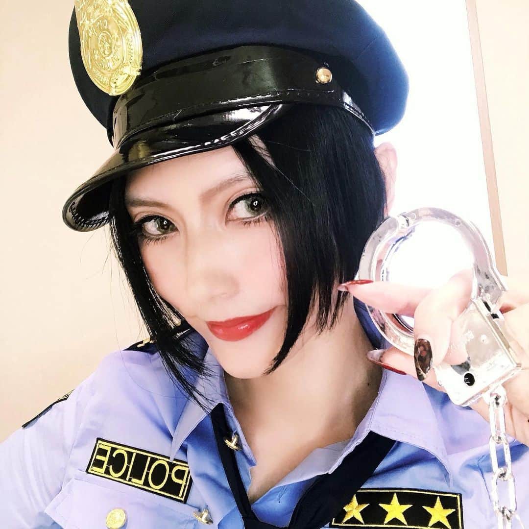鷹村アオイのインスタグラム：「ONPAMALLさん @onpamall のポリス衣装です。 かなり身体にピッタリ！ 小物も細かいですね。後で改造してベヨの衣装チェンジ版にする予定です🤩✨ハロウィンにも是非✨  #BODYLINE #ONPAMALL #ハロウィン #コスプレ」