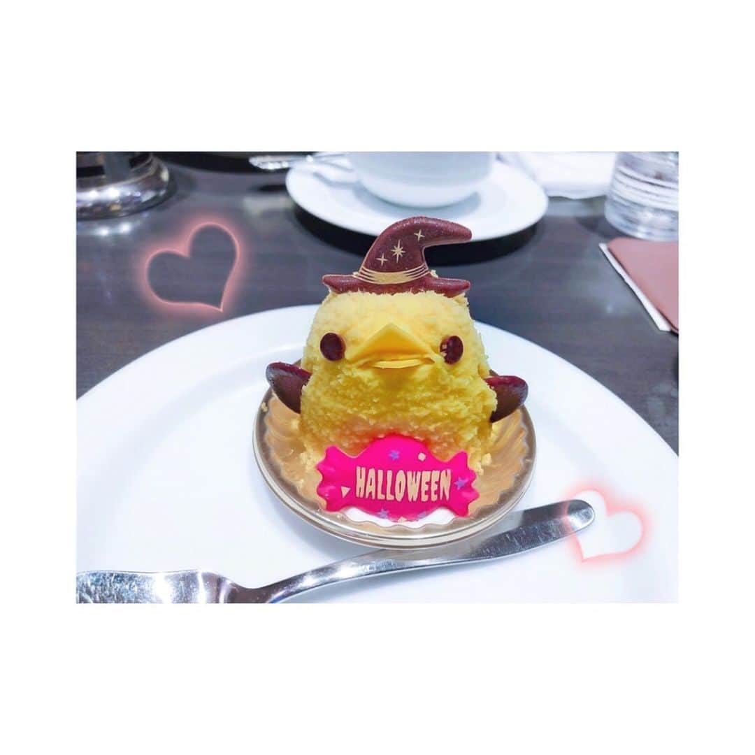 鈴木みのりのインスタグラム：「ハロウィン仕様のぴよりん可愛かった〜💕 ちょこんとしててどこから食べようか迷って横側から頂きました😂 * #ぴよりん #限定 #限定ぴよりん #ハロウィン #名古屋 #ジャンシアーヌレジェ #名古屋駅カフェ #名古屋駅  #ハロウィン仕様」