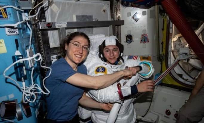 イヴァンカ・トランプさんのインスタグラム写真 - (イヴァンカ・トランプInstagram)「‪Today marked one giant leap for WOMANkind - the FIRST all-female spacewalk! ‬ ‪Christina & Jessica, you are an inspiration for women & girls around the world. As @POTUS said when he called to congratulate you, up next, a woman on the moon! 🚀 👩‍🚀🌙💫‬」10月19日 7時14分 - ivankatrump