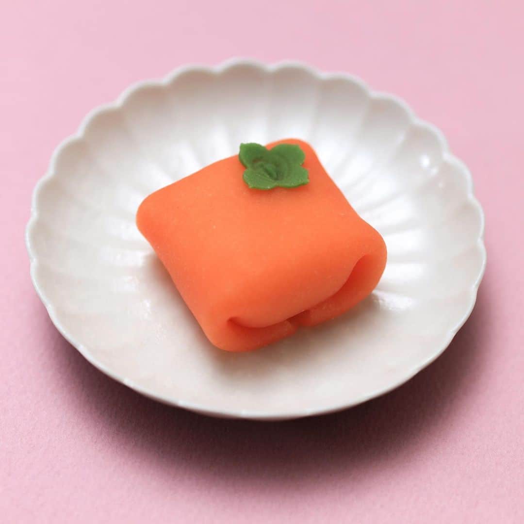 のインスタグラム：「今日の和菓子は外郎で作った柿です。 撮影 用に作成しました。  フェイスブックページのいいね！もよろしくお願いします。 https://www.facebook.com/shishisu/ Today's wagashi is  Kaki with Uirou. The sweets I've made for the shooting. #福泉堂  #和菓子  #楽しい #funny #my_eos_photo #出雲  #swag #カメラ好きな人と繋がりたい  #写真好きな人と繋がりたい　 #秋 #life #可愛い #Japan #wagashi  #جميل #кондитер #ファインダー越しの世界 #日本 #work #撮影 #happy #Mignon  #igfood #lifestylenipponpic #photooftheday #เค้ก #sweets #торт #yummy」