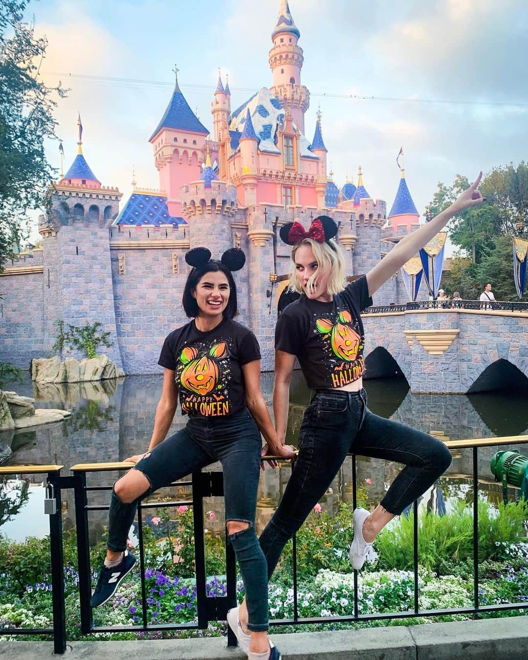 ダイアン・ゲレロさんのインスタグラム写真 - (ダイアン・ゲレロInstagram)「Mickey Mouse cut off T-shirt ✔️ Find the perfect Ears ✔️ Peter Pan ride ✔️ Haunted Mansion ✔️ Splash Mountain✔️ Mr. Toads ✔️ Dole whip ✔️ What would @disneyland be without @captaincami ? (she’s been 60 times) so great to ghoul it up with you!!! #disneyland #happiestplace #halloweentime」10月19日 7時41分 - dianexguerrero
