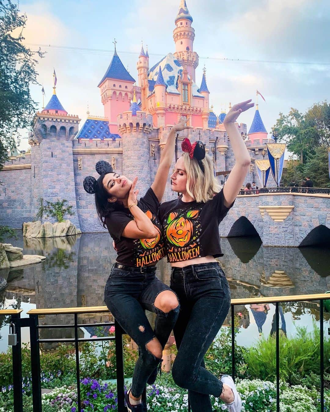ダイアン・ゲレロさんのインスタグラム写真 - (ダイアン・ゲレロInstagram)「Mickey Mouse cut off T-shirt ✔️ Find the perfect Ears ✔️ Peter Pan ride ✔️ Haunted Mansion ✔️ Splash Mountain✔️ Mr. Toads ✔️ Dole whip ✔️ What would @disneyland be without @captaincami ? (she’s been 60 times) so great to ghoul it up with you!!! #disneyland #happiestplace #halloweentime」10月19日 7時41分 - dianexguerrero