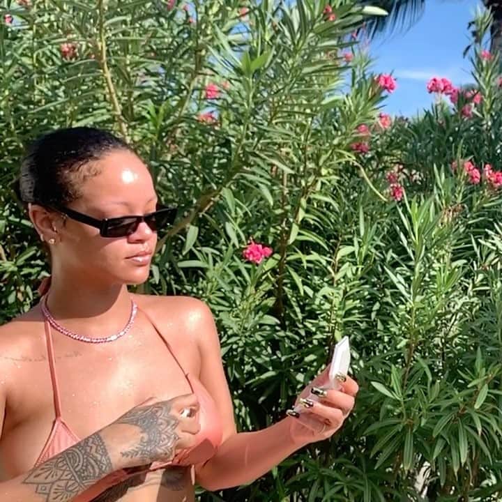 リアーナのインスタグラム：「I’m just saying, #DIAMONDBOMB2 is sexy af  @fentybeauty」