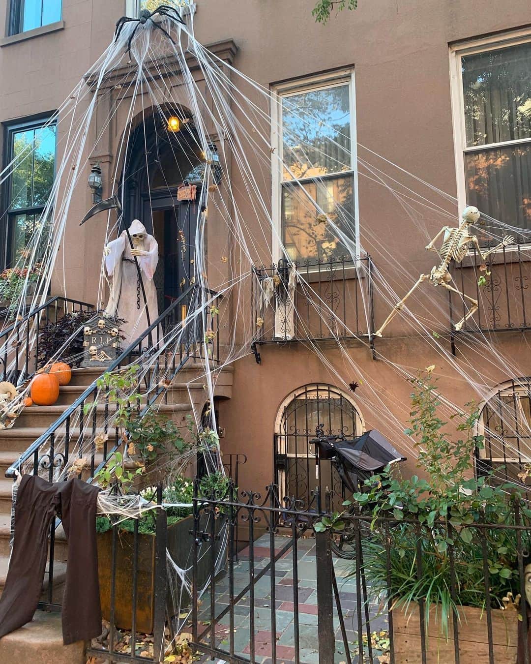 クレア・コフィーのインスタグラム：「Our neighborhood doesn’t fuck around. #Halloween #CarrollGardens #Catholicism」
