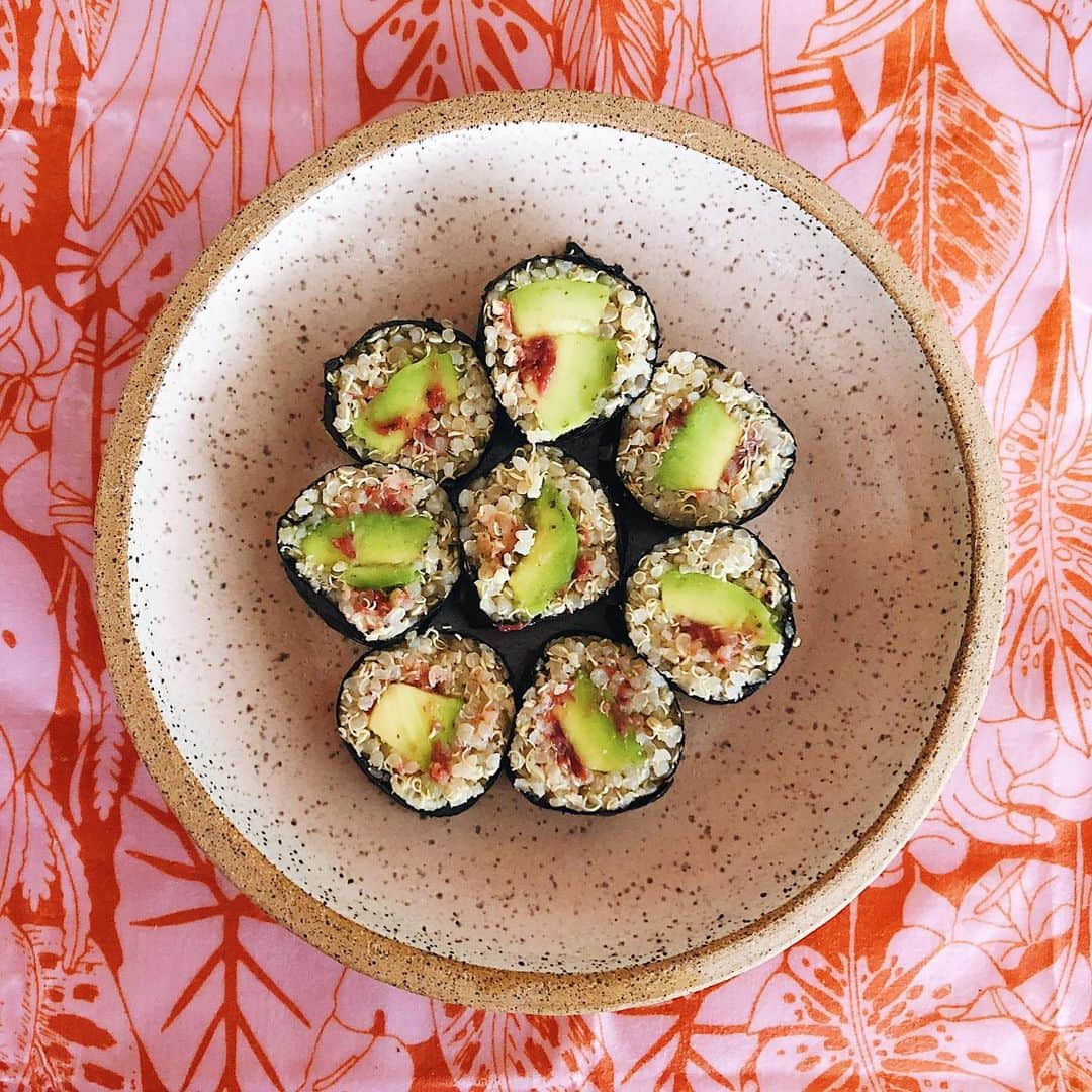 Tamikoのインスタグラム：「more plant food more aloha 💚 ume shiso + avo sushi served on @tamikoclairestoneware Momo dish and my favorite @meliwraps 野菜最高 #ビーガン #plantbased #alkaline #vegansushi #tamikokokitchen」